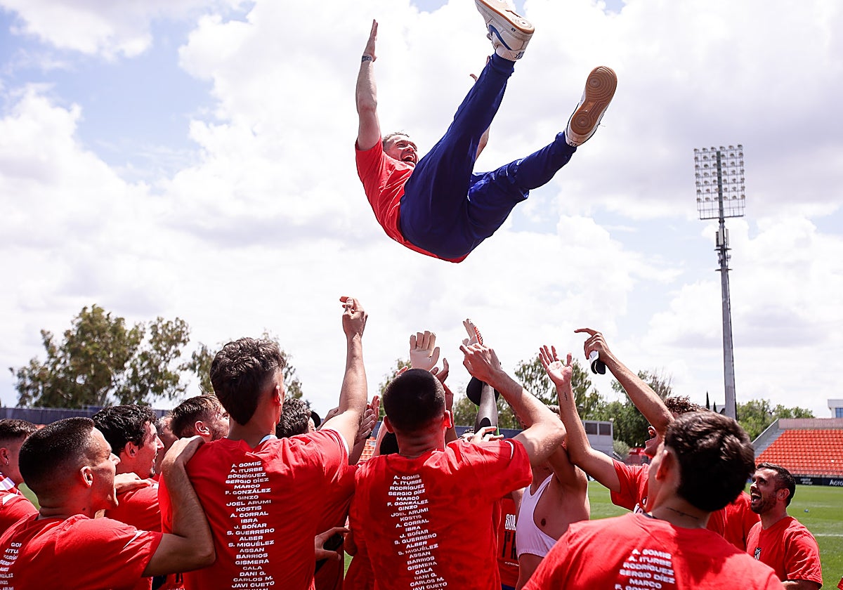 Tevenet, entrenador del Atlético B, manteado tras el ascenso