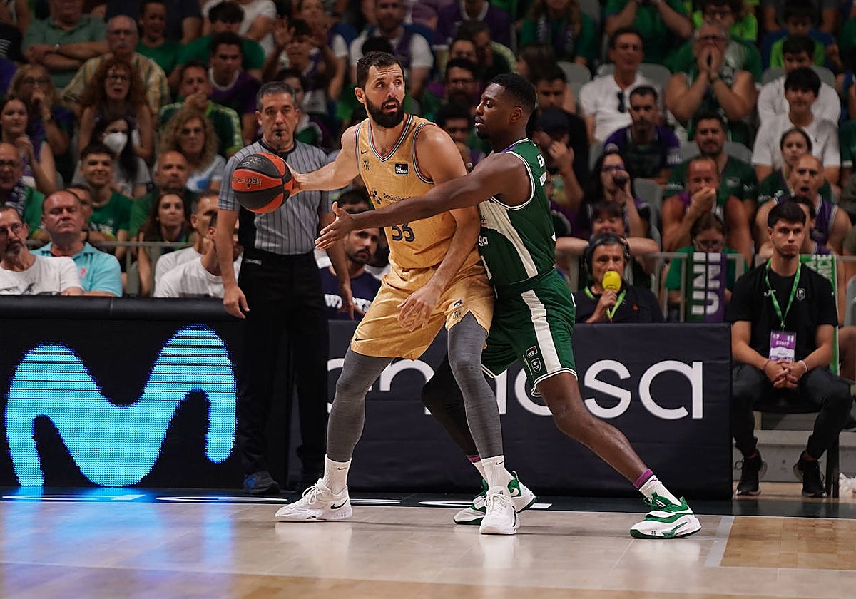 Mirotic, defendido por Thomas