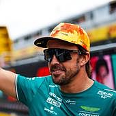 Aston Martin, desbordados ante las peticiones de merchandising de Fernando Alonso: hay una espera de meses