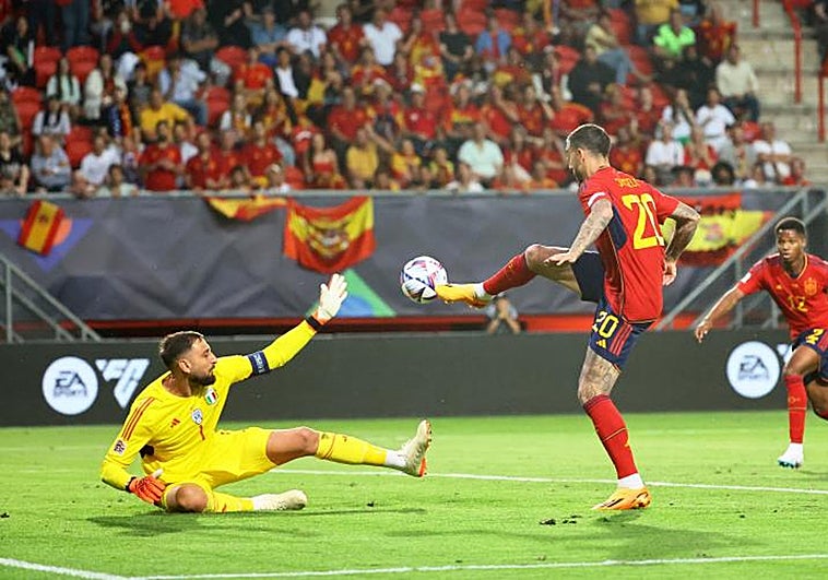 Joselu recuerda el balón para anotar el gol que clasificó a España en la final de la Nations League