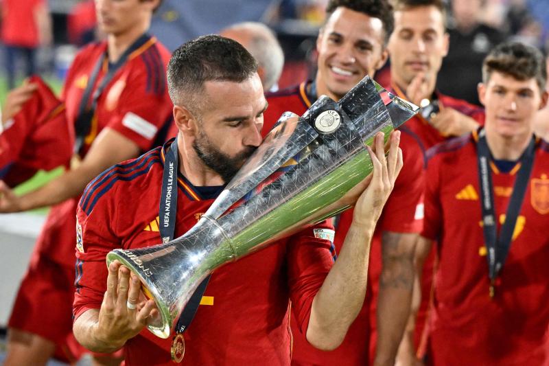 Carvajal, que transformó el penalti definitivo, besa la copa