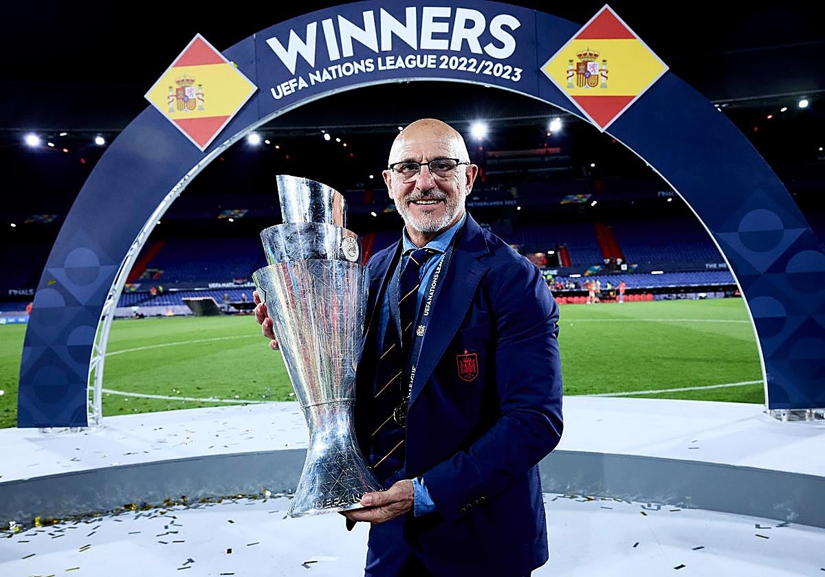 Luis de la Fuente, con la copa de la Nations League