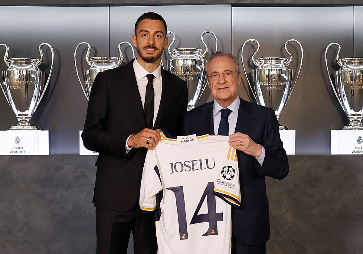 Joselu posa junto a Florentino Pérez en su presentación como nuevo jugador del Real Madrid