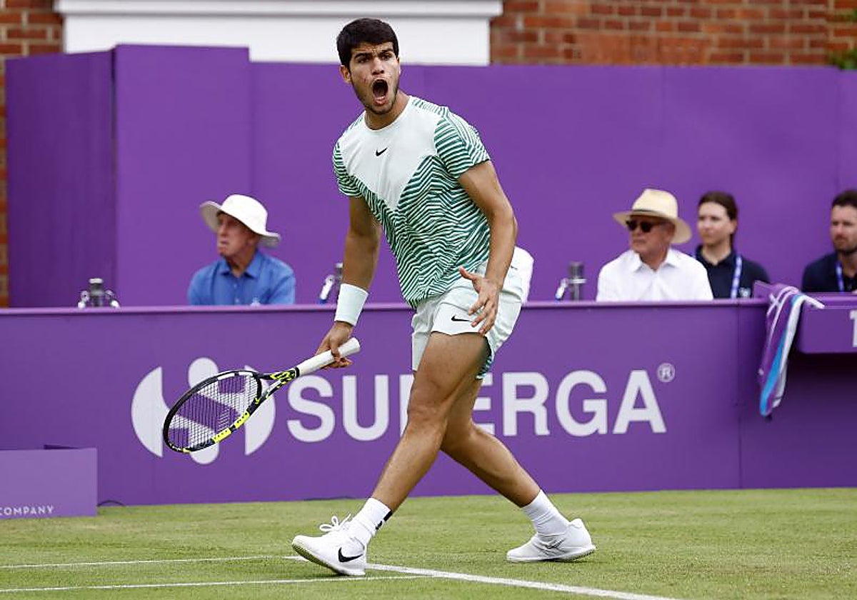 Carlos Alcaraz celebra un punto en la primera ronda de Queen's