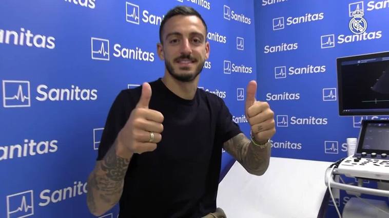 Joselu Mato, visiblemente emocionado, celebra su regreso al Real Madrid