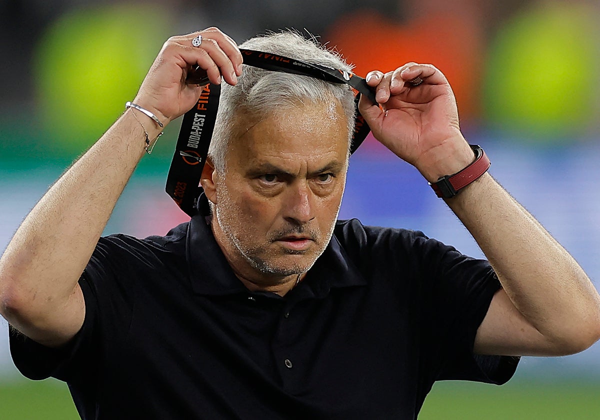 Mourinho se quita la medalla que recibió al término de la final ante el Sevilla