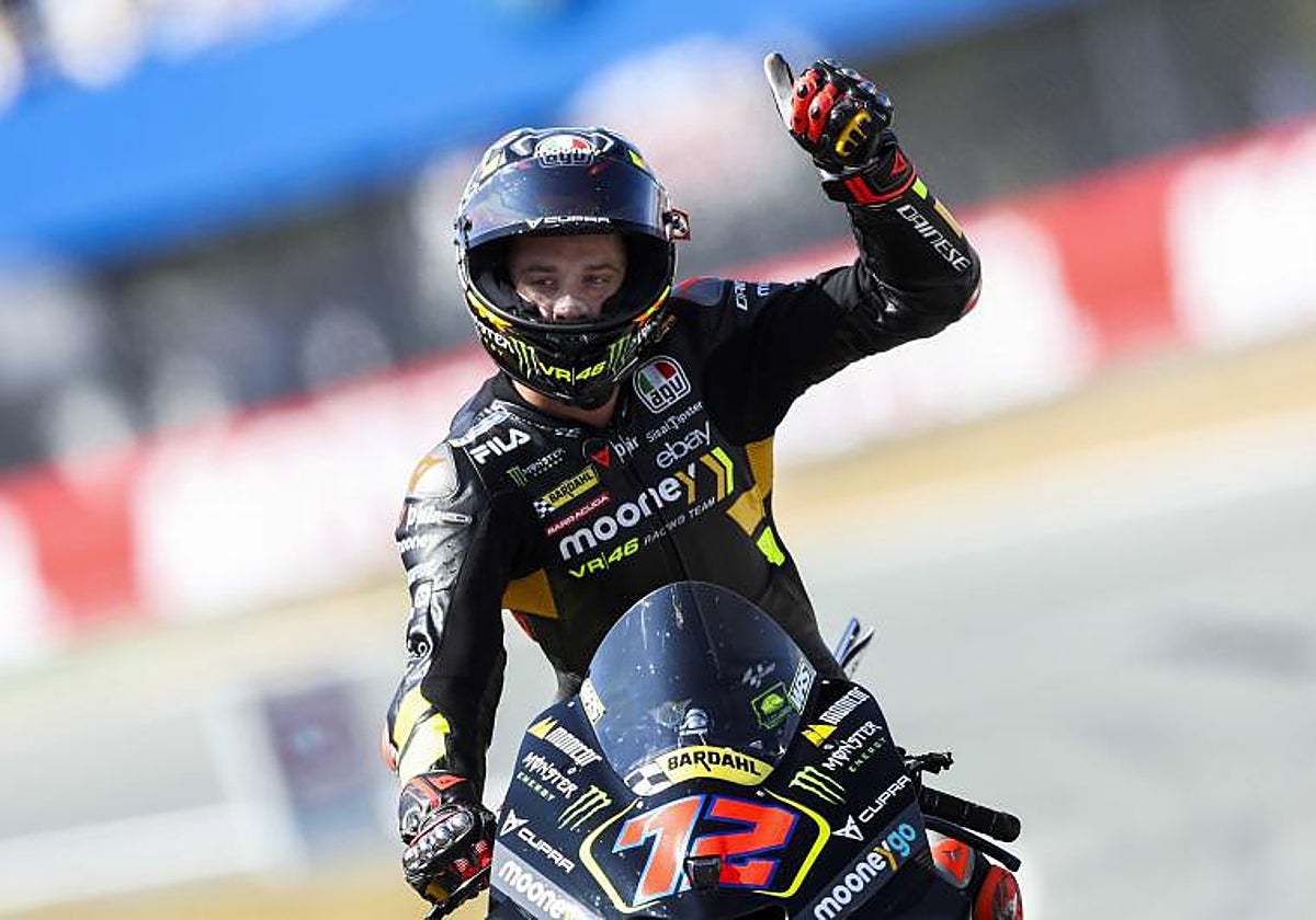 Marco Bezzecchi celebra la victoria en la carrera al esprint