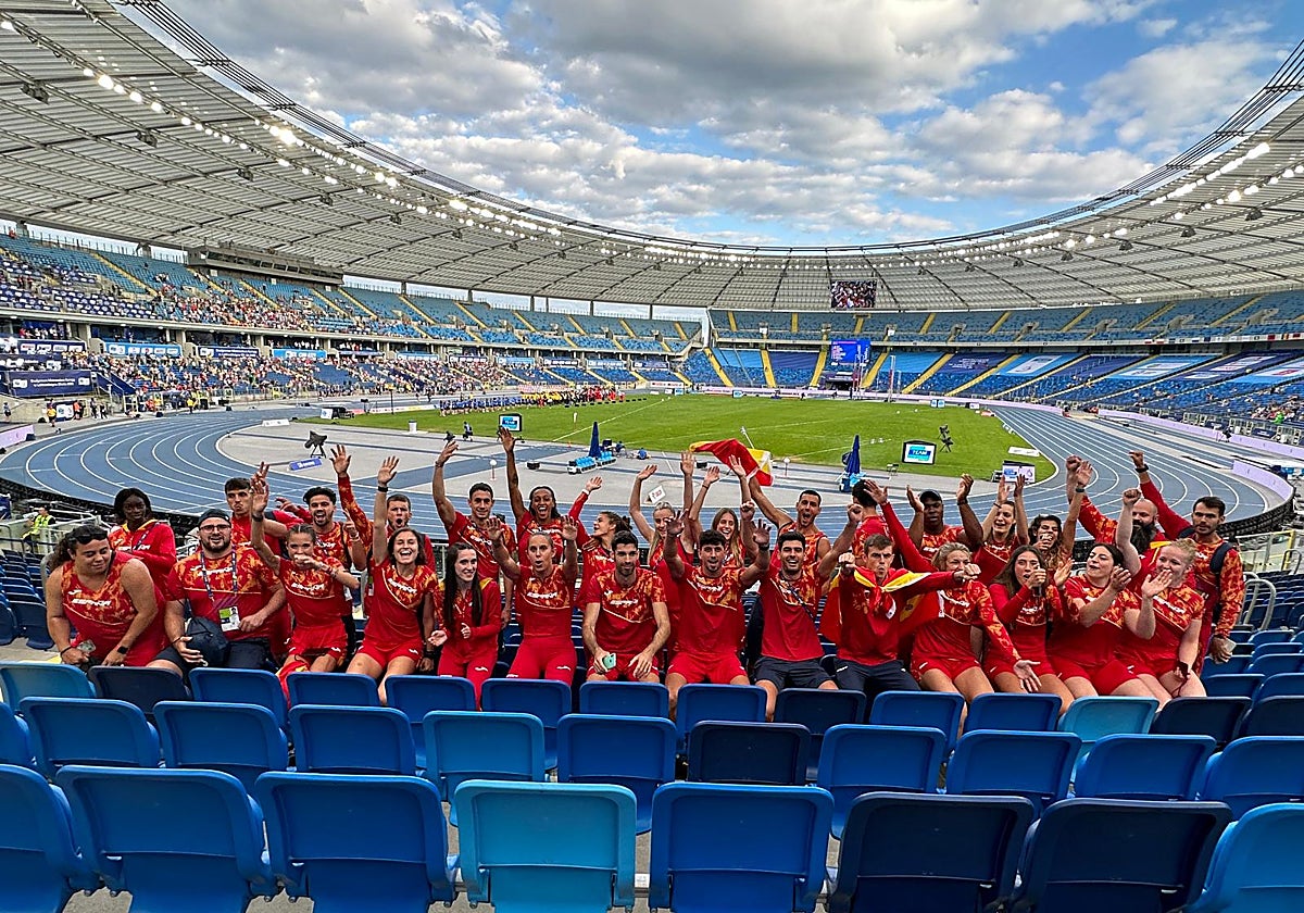 El grueso del equipo español, en el estadio de Silesia