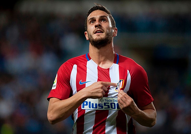 Koke, en una imagen de 2017, señala el escudo histórico poco antes de que fuera sustituido
