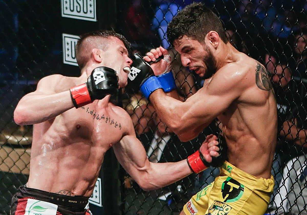 Dani Bárez conecta una mano izquierda en el torso de su oponente