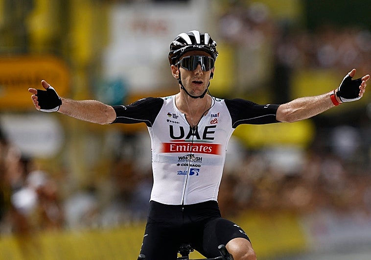 Adam Yates golpea primero en un inicio de Tour empañado por el abandono de Mas