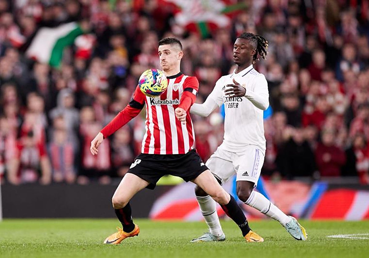 Oihan Sancet y Camavinga disputa un balón en el último Athletic - Real Madrid