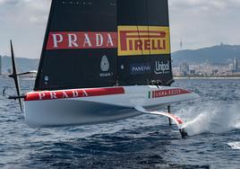 Barcelona da la bienvenida a Luna Rossa Prada Pirelli