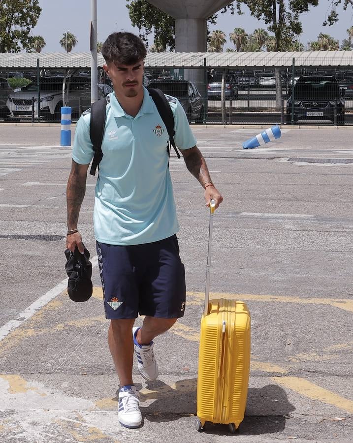 Salida de la plantilla del Betis hacia Alemania desde el aeropuerto de San Pablo