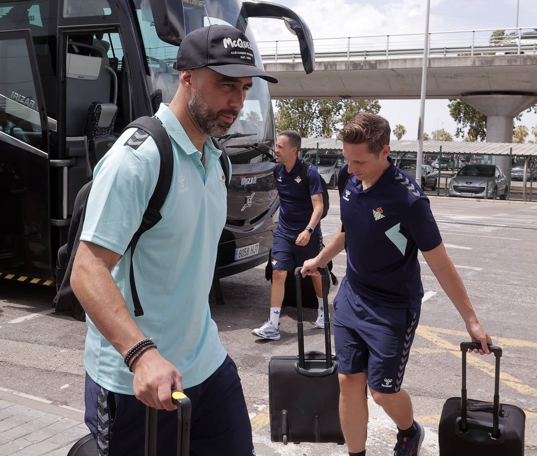 Salida de la plantilla del Betis hacia Alemania desde el aeropuerto de San Pablo