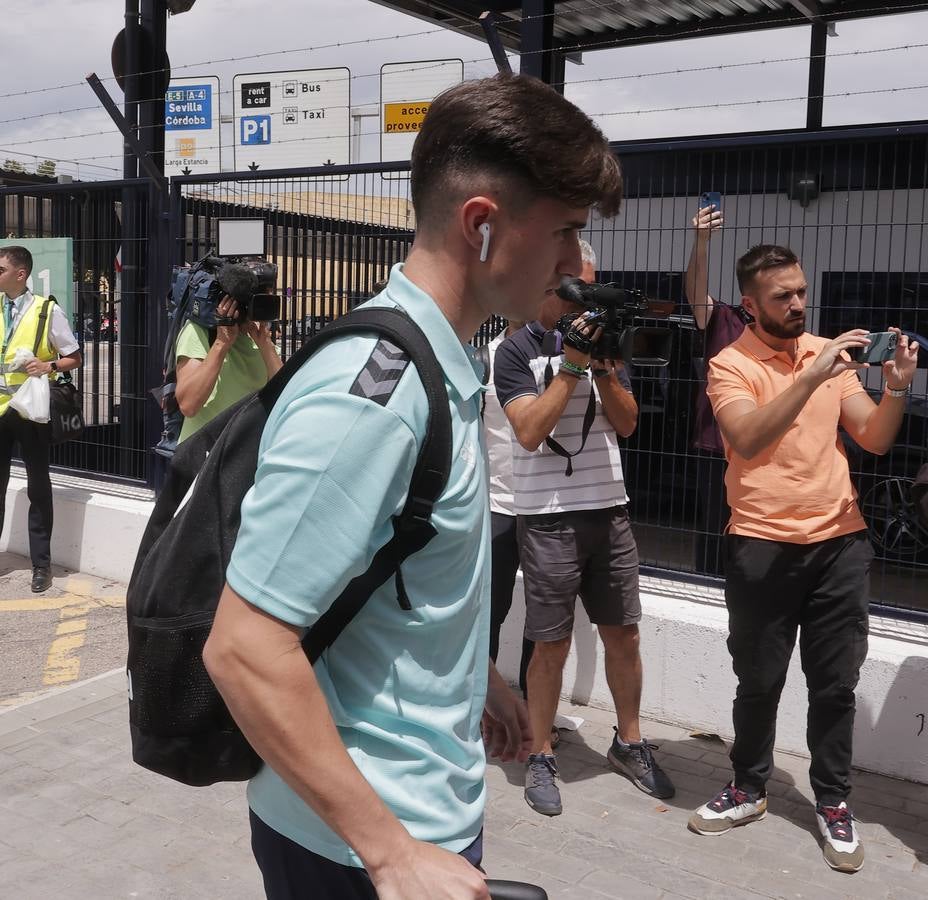 Salida de la plantilla del Betis hacia Alemania desde el aeropuerto de San Pablo