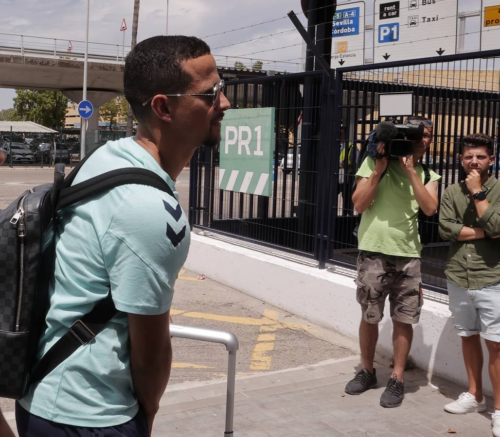 Salida de la plantilla del Betis hacia Alemania desde el aeropuerto de San Pablo