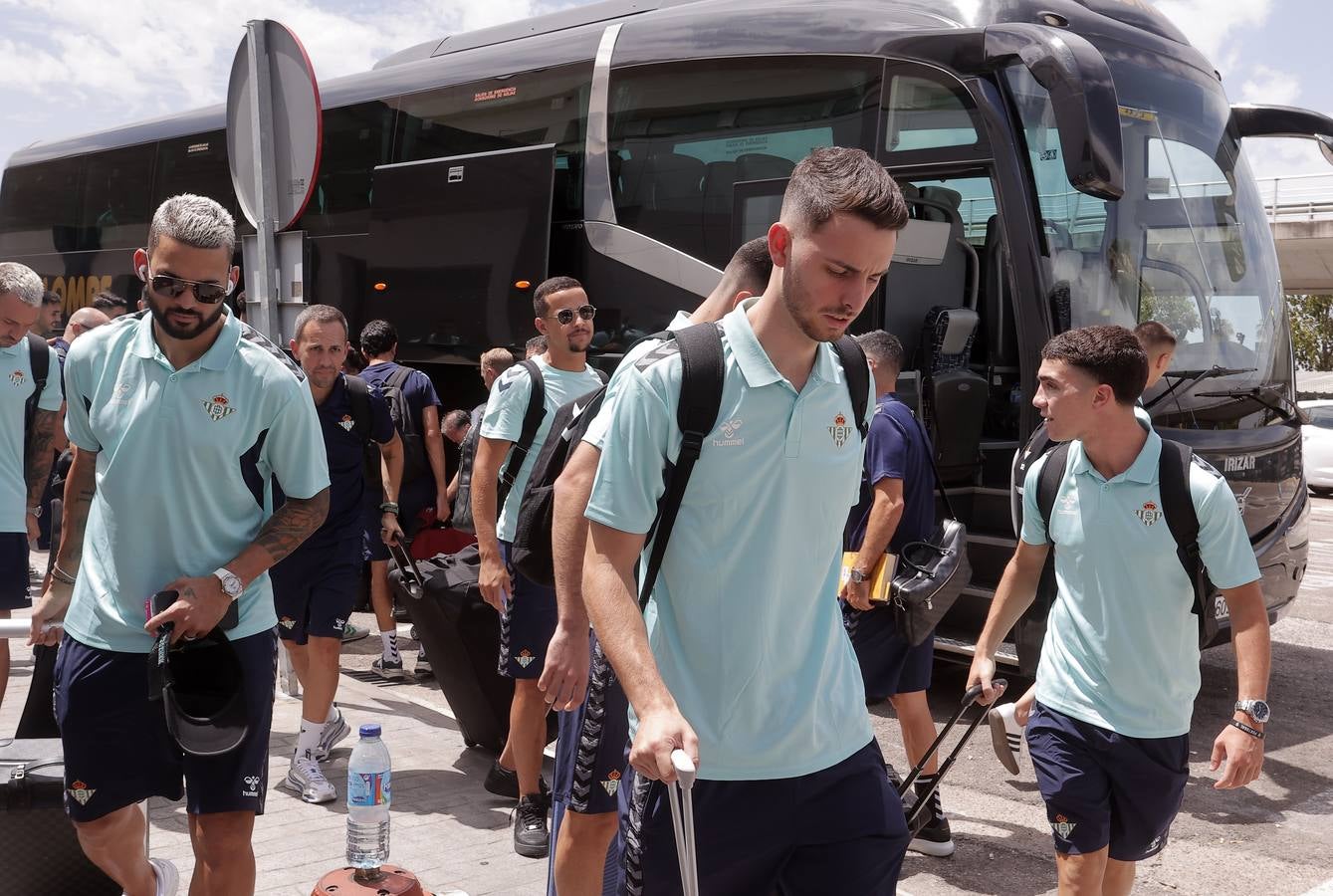 Salida de la plantilla del Betis hacia Alemania desde el aeropuerto de San Pablo
