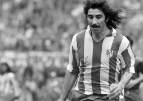 Imagen secundaria 1 - Johan Cruyff, en el Barcelona, Ratón Ayala, en el Atlético de Madrid, y Netzer, del Real Madrid, tres de los primeros jugadores extranjeros que jugaron la Liga española tras abrir sus puertas a los foráneos en el verano de 1973