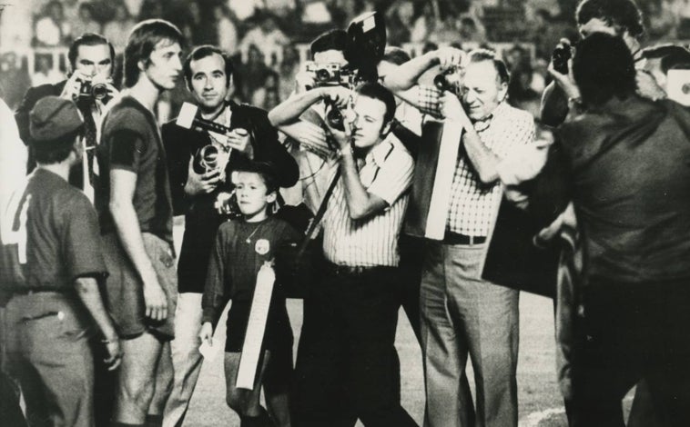 Imagen principal - Johan Cruyff, en el Barcelona, Ratón Ayala, en el Atlético de Madrid, y Netzer, del Real Madrid, tres de los primeros jugadores extranjeros que jugaron la Liga española tras abrir sus puertas a los foráneos en el verano de 1973