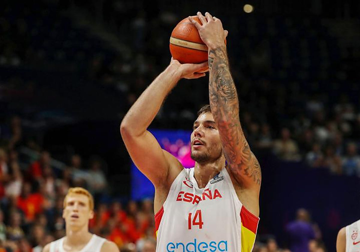 Willy lanza un tiro libre con la camiseta española