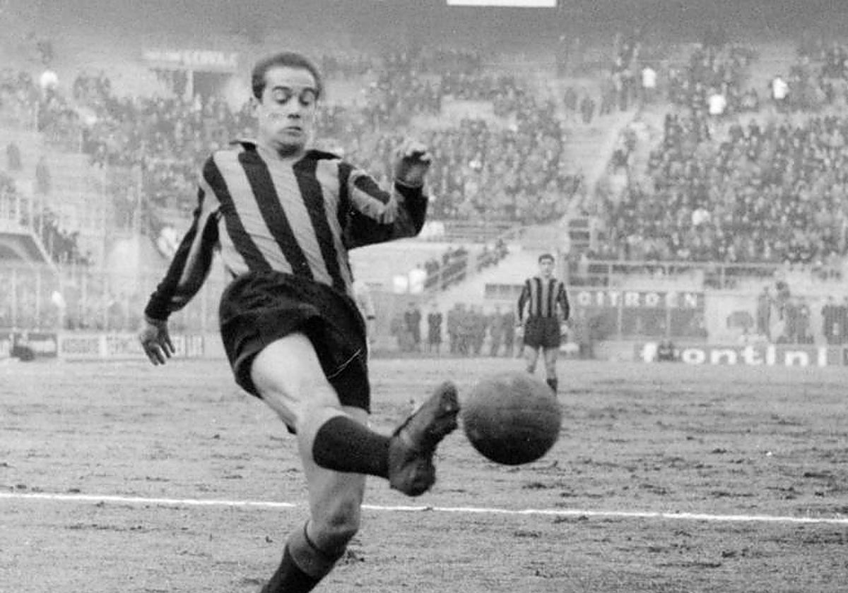 Luis Suárez controla un balón durante un partido con el Inter de Milán.