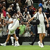 Por qué se suspenden los partidos en Wimbledon a las once de la noche