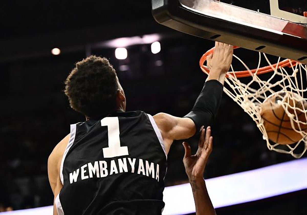 Wembanyama machaca el aro de Portland