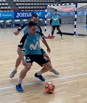 Imagen secundaria 2 - Borja recibió el homenaje del equipo madrileño en su despedida. En un partido de la última temporada contra ElPozo Murcia. En un entrenamiento en el Jorge Garbajosa.