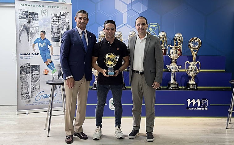 Imagen principal - Borja recibió el homenaje del equipo madrileño en su despedida. En un partido de la última temporada contra ElPozo Murcia. En un entrenamiento en el Jorge Garbajosa.