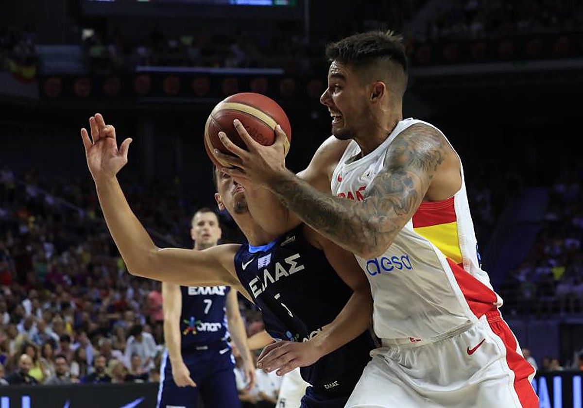 Willy se dispone a anotar en un partido con España