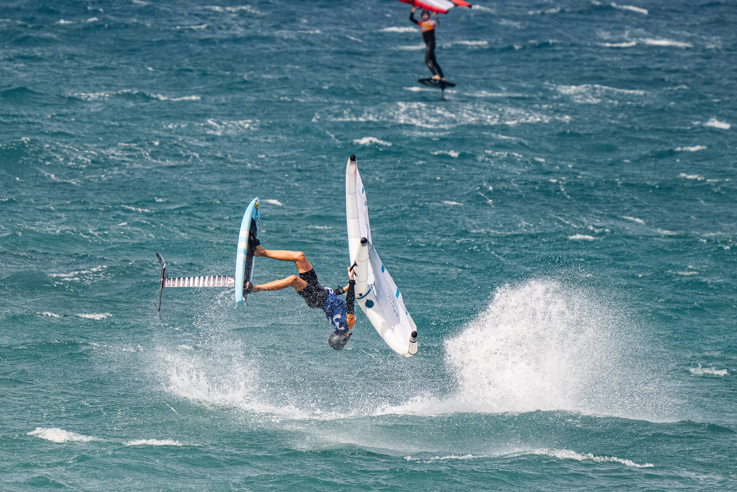 Arrancó el Mundial de Wingfoil con saltos altos y trucos mágicos