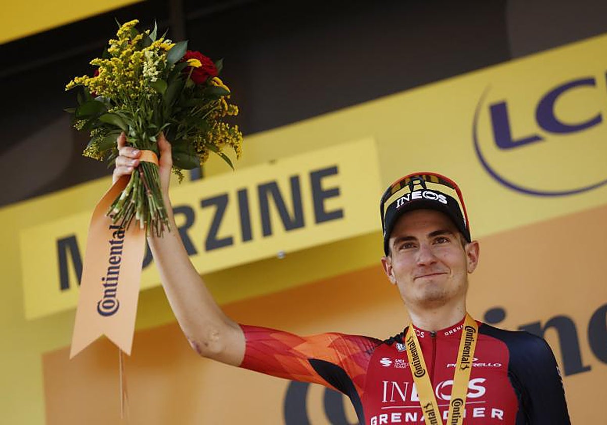 Carlos Rodríguez celebra en el podio su victoria en la etapa reina del Tour de Francia