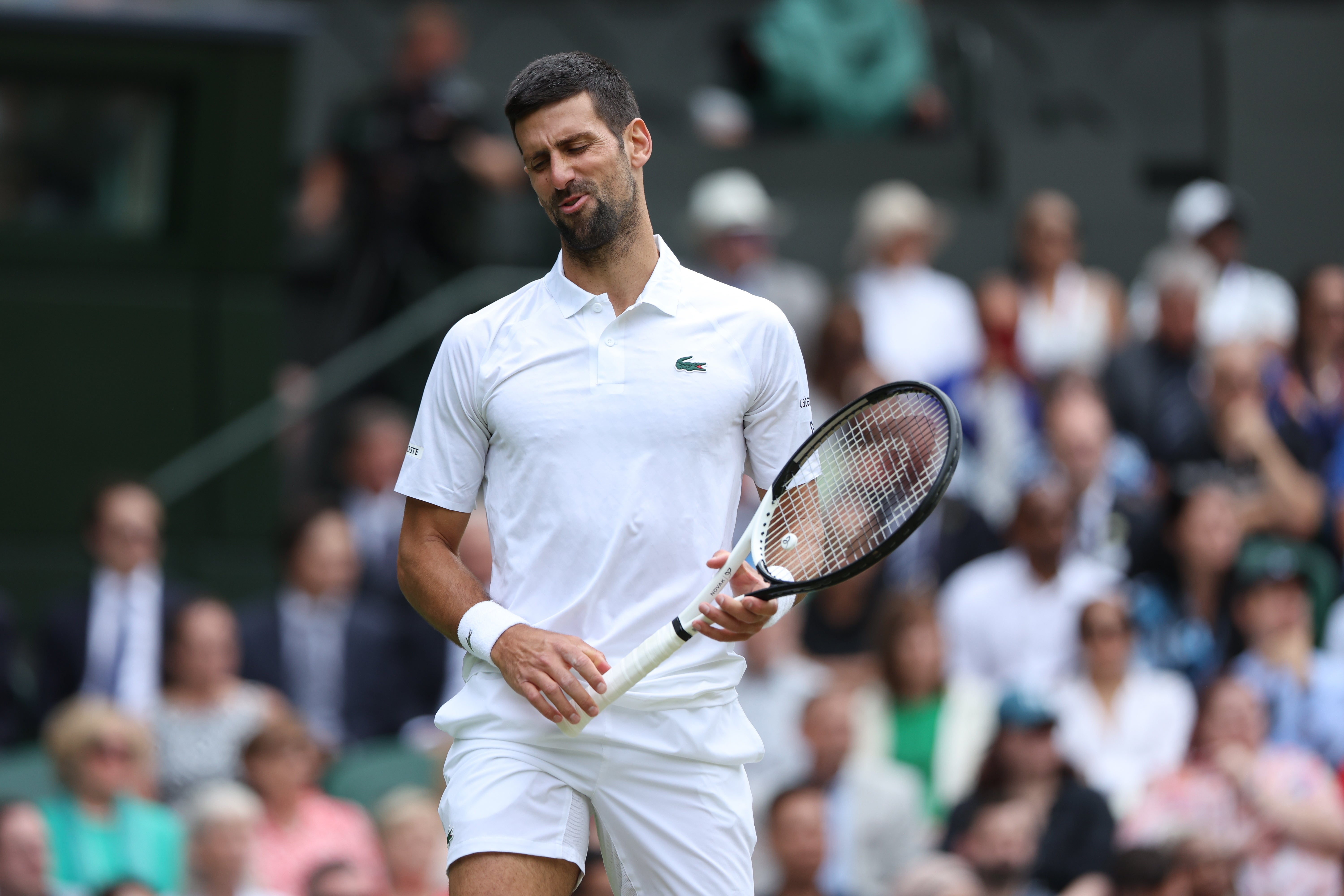 Novak Djokovic reacciona a las jugadas en la final del campeonato Wimbledon 2023