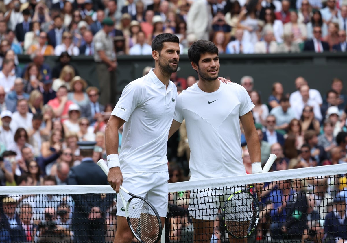 Novak Djokovic de Serbia y Carlos Alcaraz de España posan para la foto antes del partido final