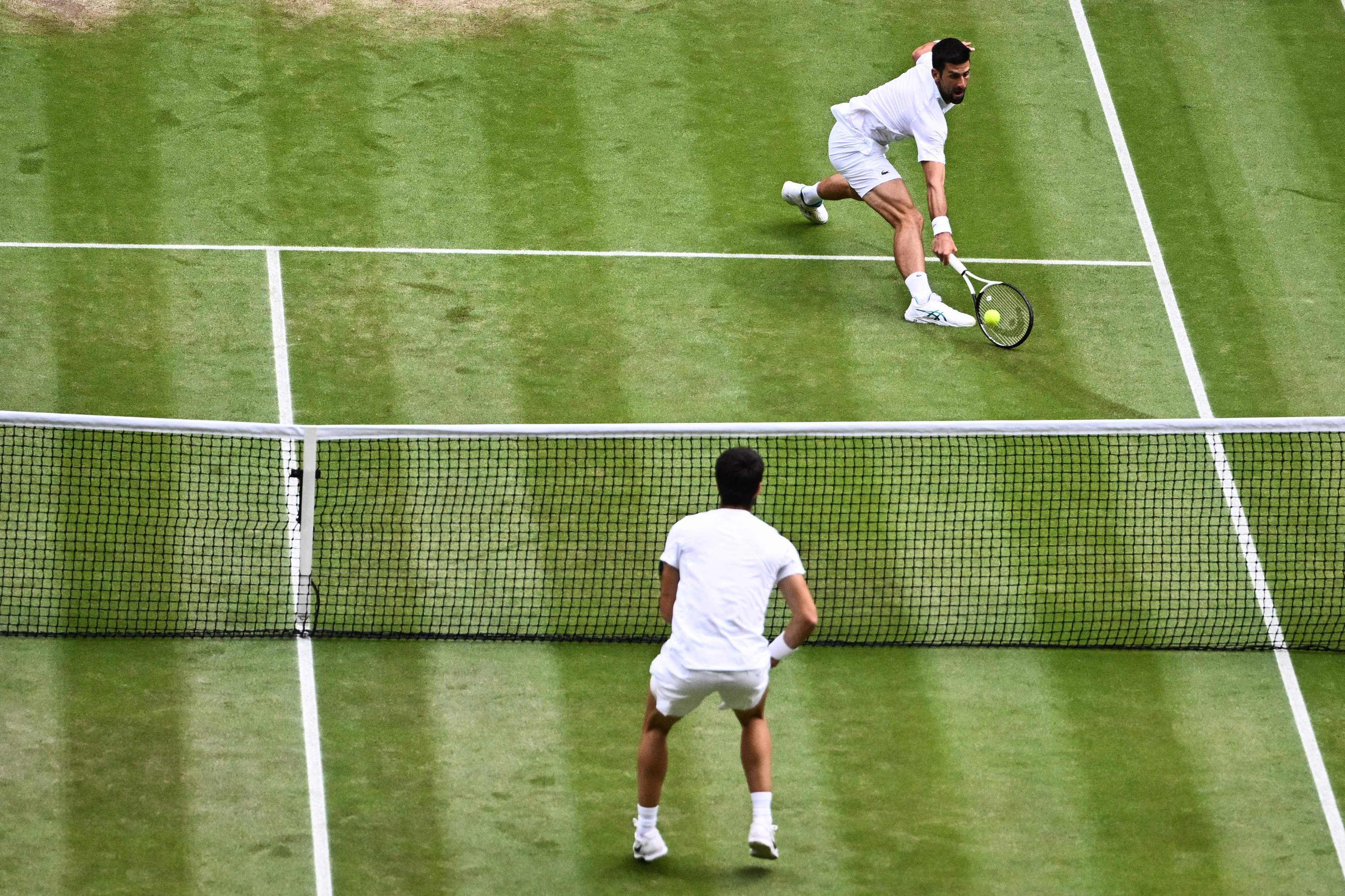 El serbio Novak Djokovic y el español Carlos Alcaraz en la final del campeonato de Wimbledon 2023