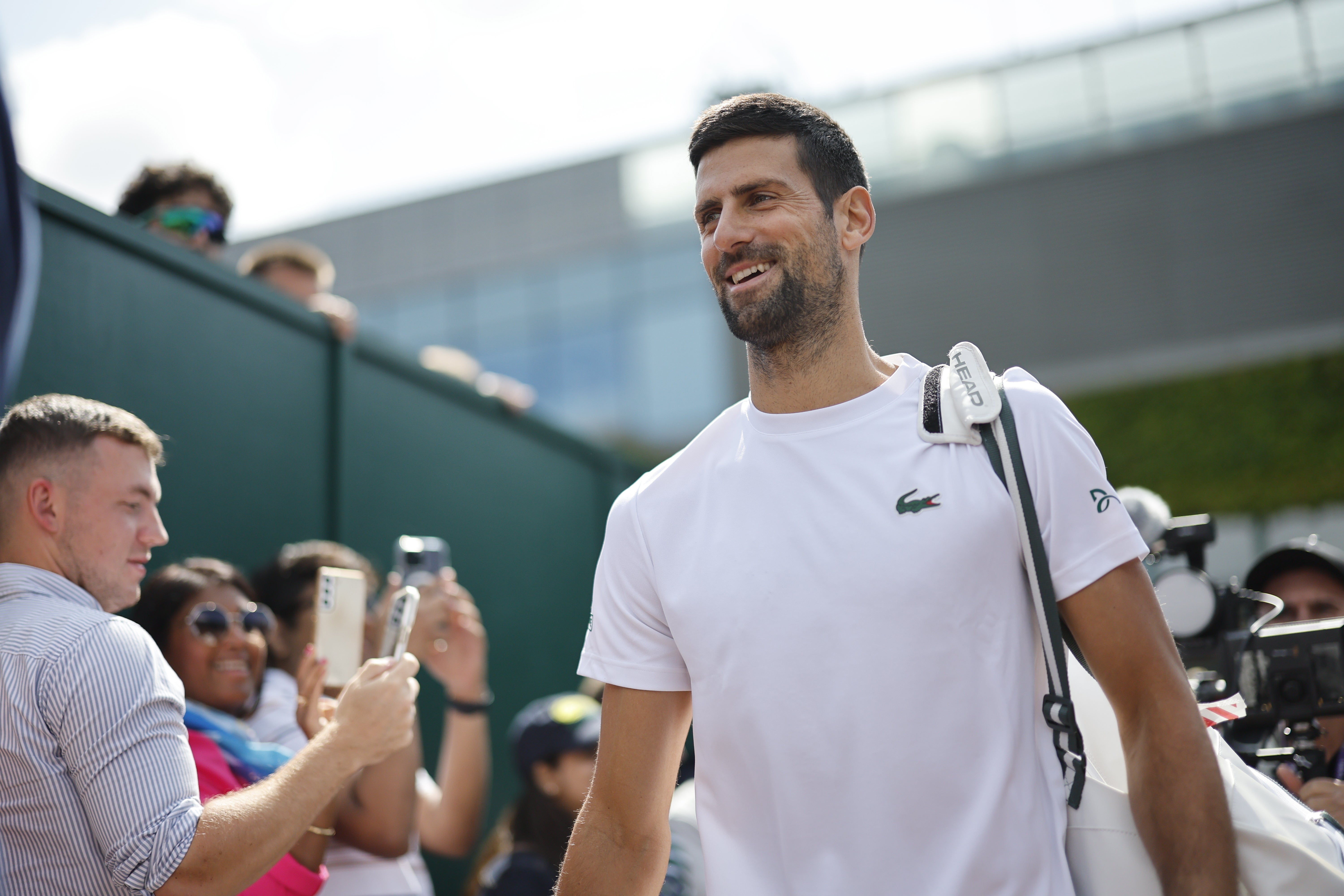 Novak Djokovic de Serbia durante una sesión de entrenamiento antes de su partido final