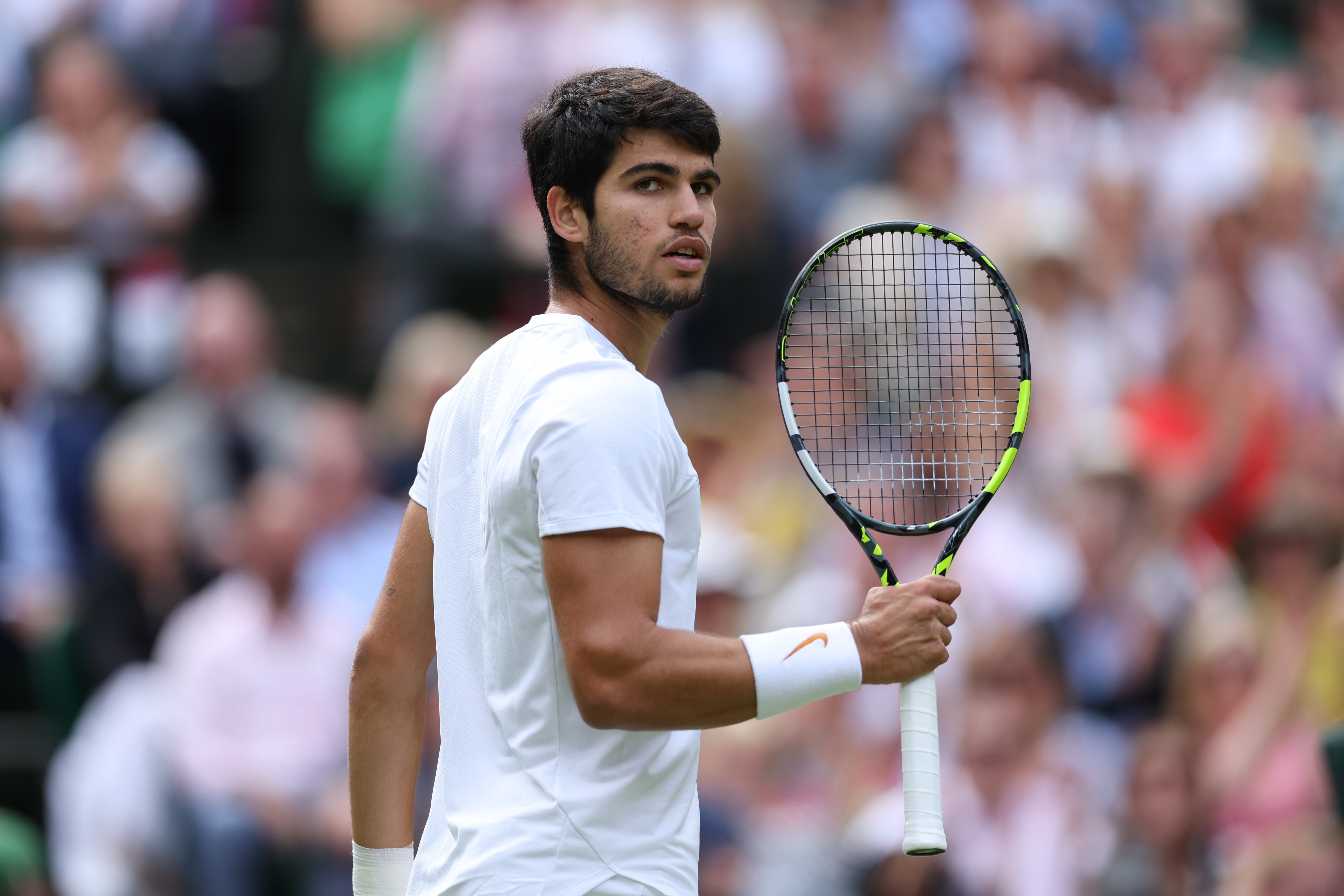 El español Carlos Alcaraz sirve contra el serbio Novak Djokovic durante la final del Campeonato de Wimbledon 2023