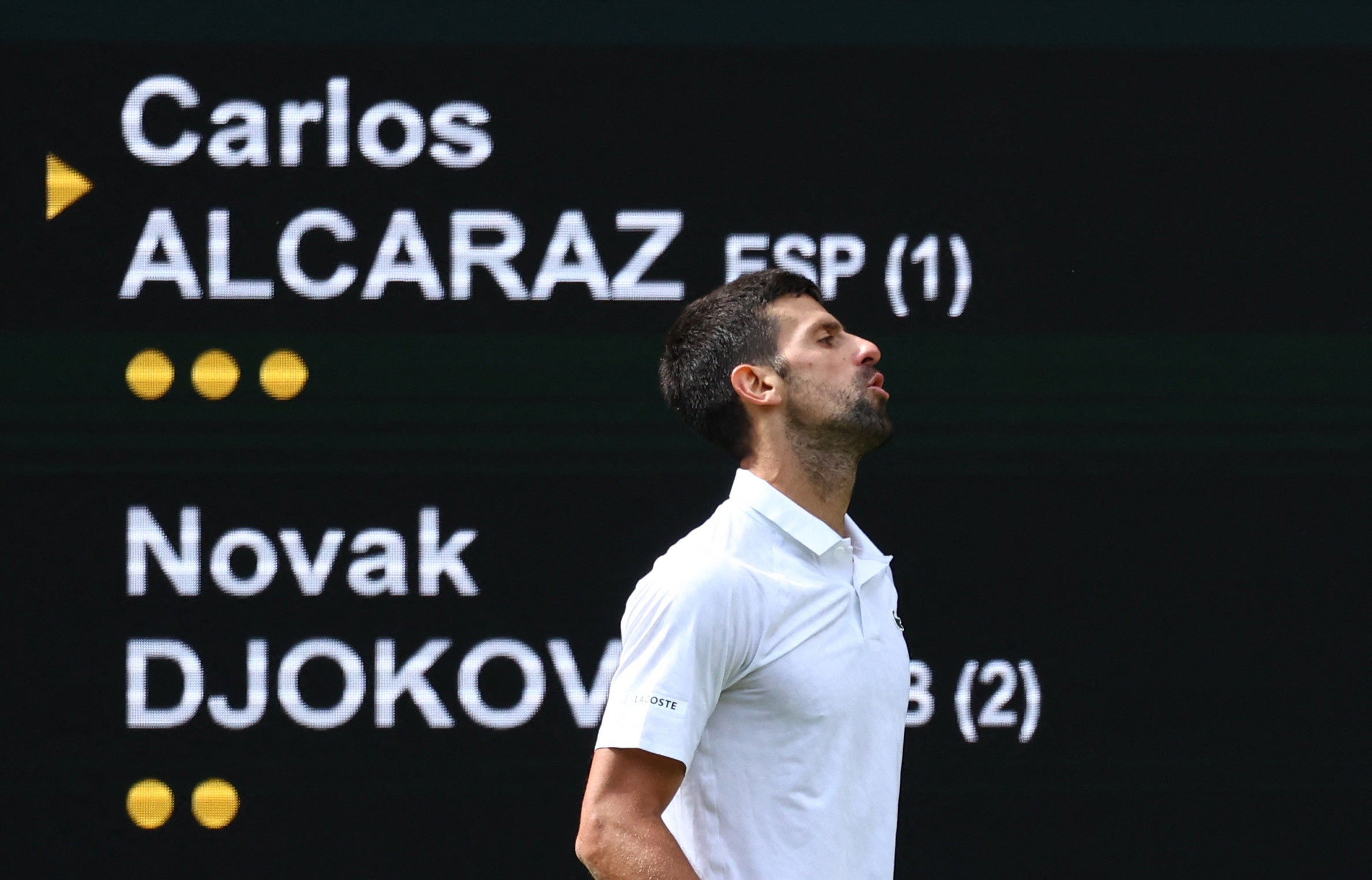 El serbio Novak Djokovic reacciona durante su último partido contra el español Carlos Alcaraz