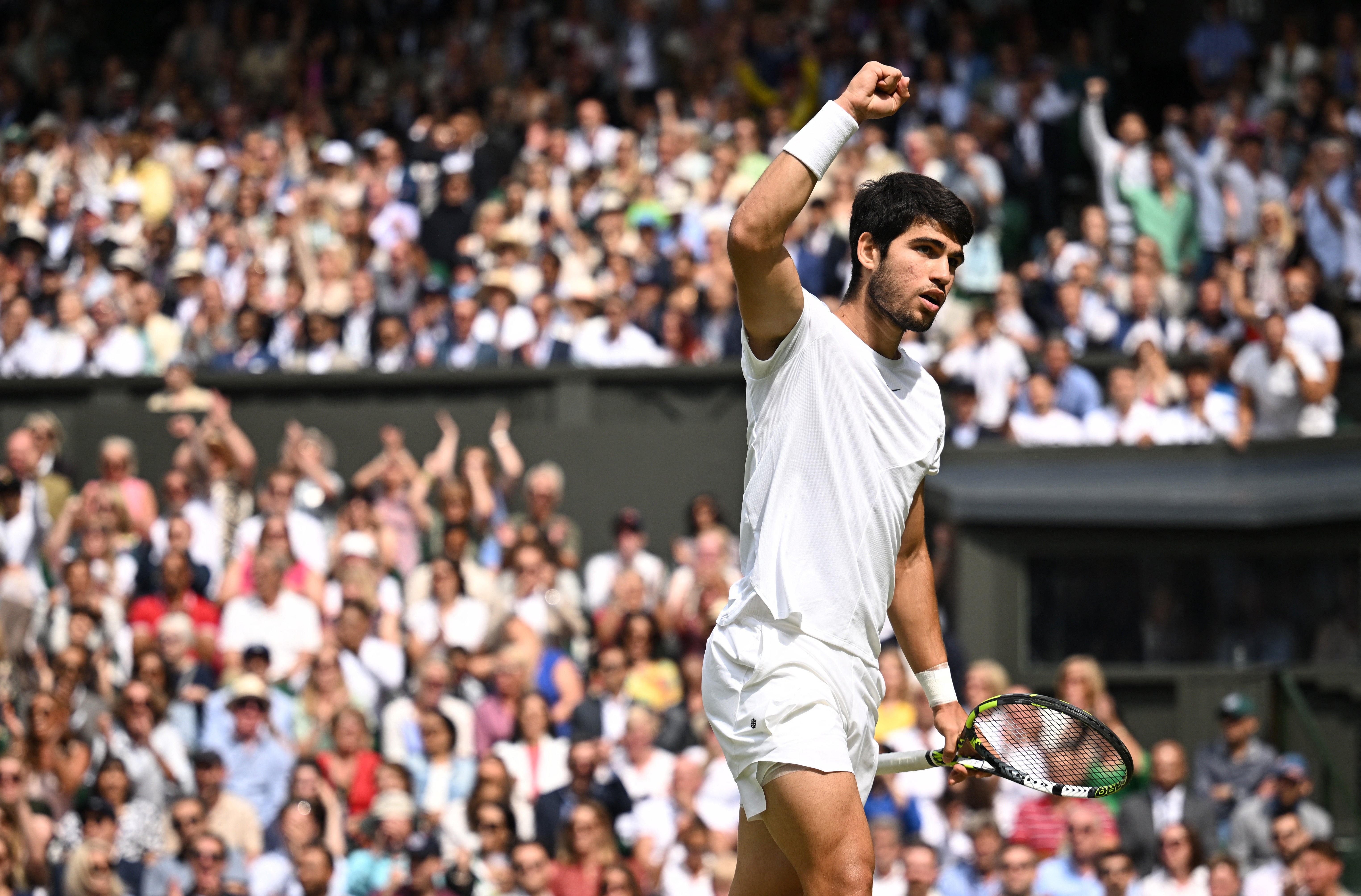 Carlos Alcaraz celebra un set a su favor en la final del campeonato de Wimbledon