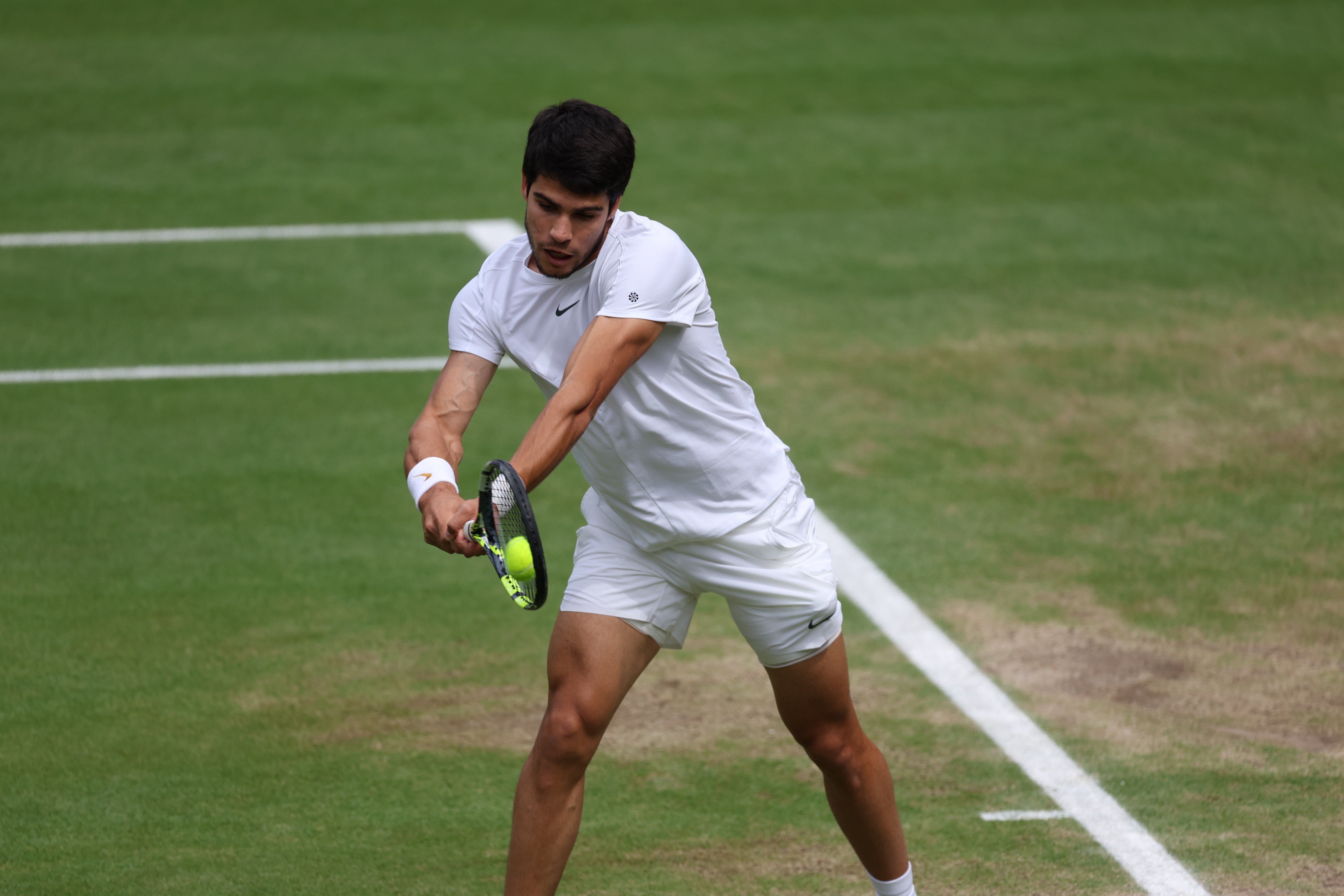 Carlos Alcaraz de España en acción durante el partido final de individuales masculinos contra Novak Djokovic