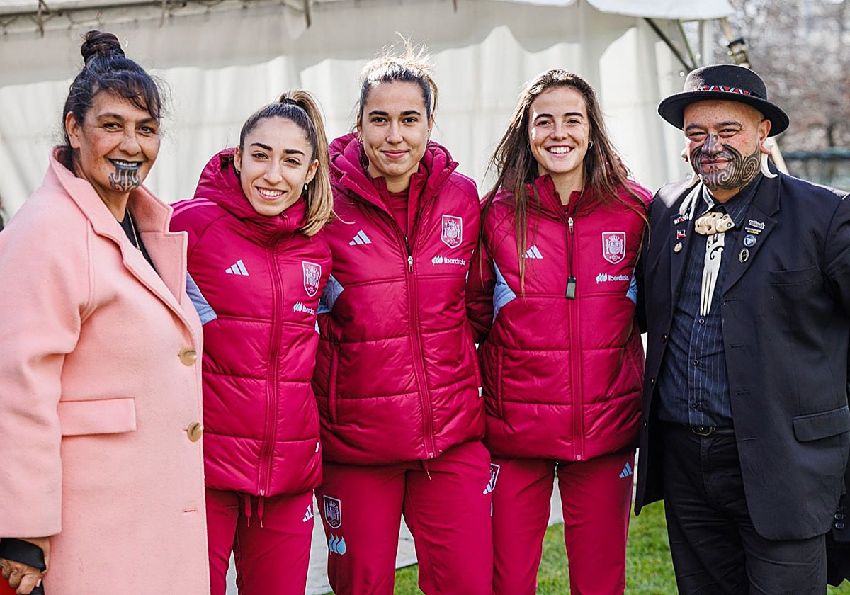 Olga Carmona (i), Cata Coll (c) y María Pérez (d), junto a representantes de la comunidad maorí