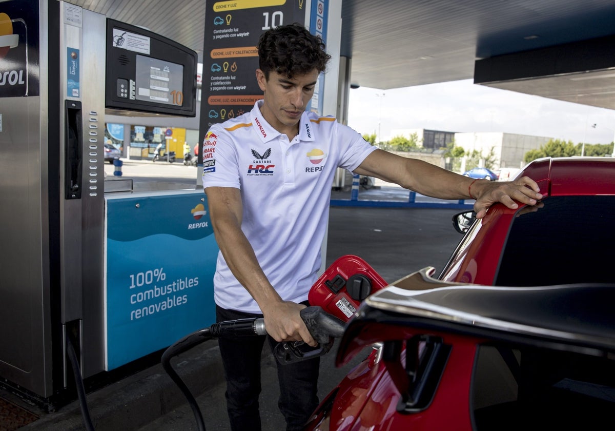 Marc Márquez, repostando durante su ruta por Madrid