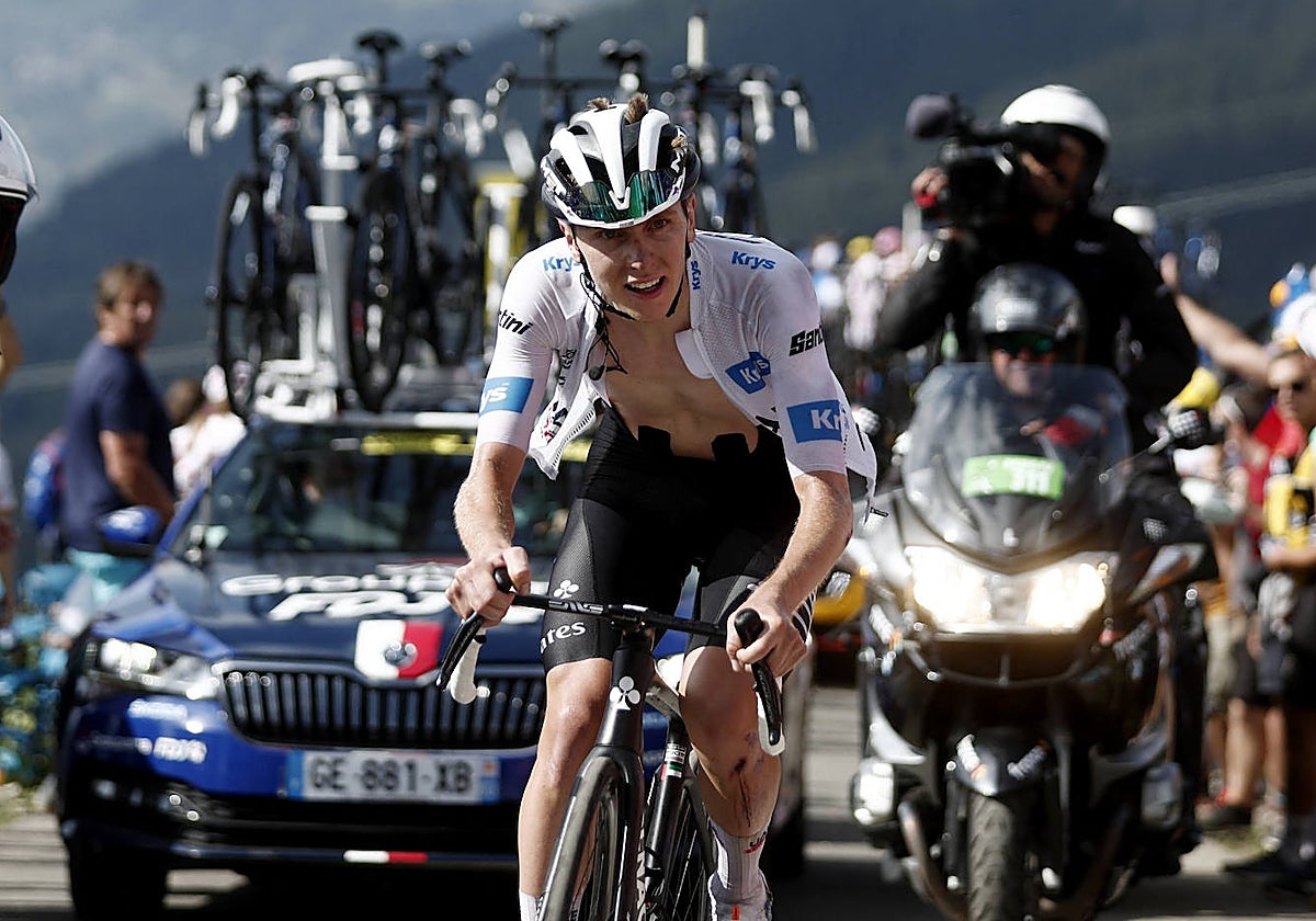 Pogacar, sufriendo sobre la bicicleta