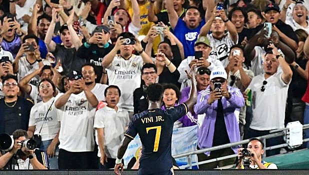 Vinicius celebra su gol con los aficionados de California