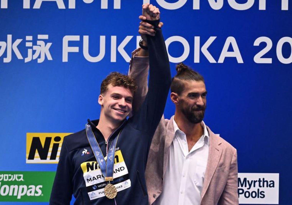 Phelps reconoce al francés Marchand tras arrebatarle su récord del mundo de 400 estilos en Fukuoka