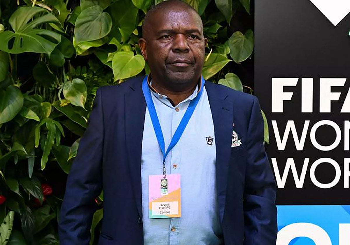 Bruce Mwape, entrenador de la selección nacional de fútbol de Zambia