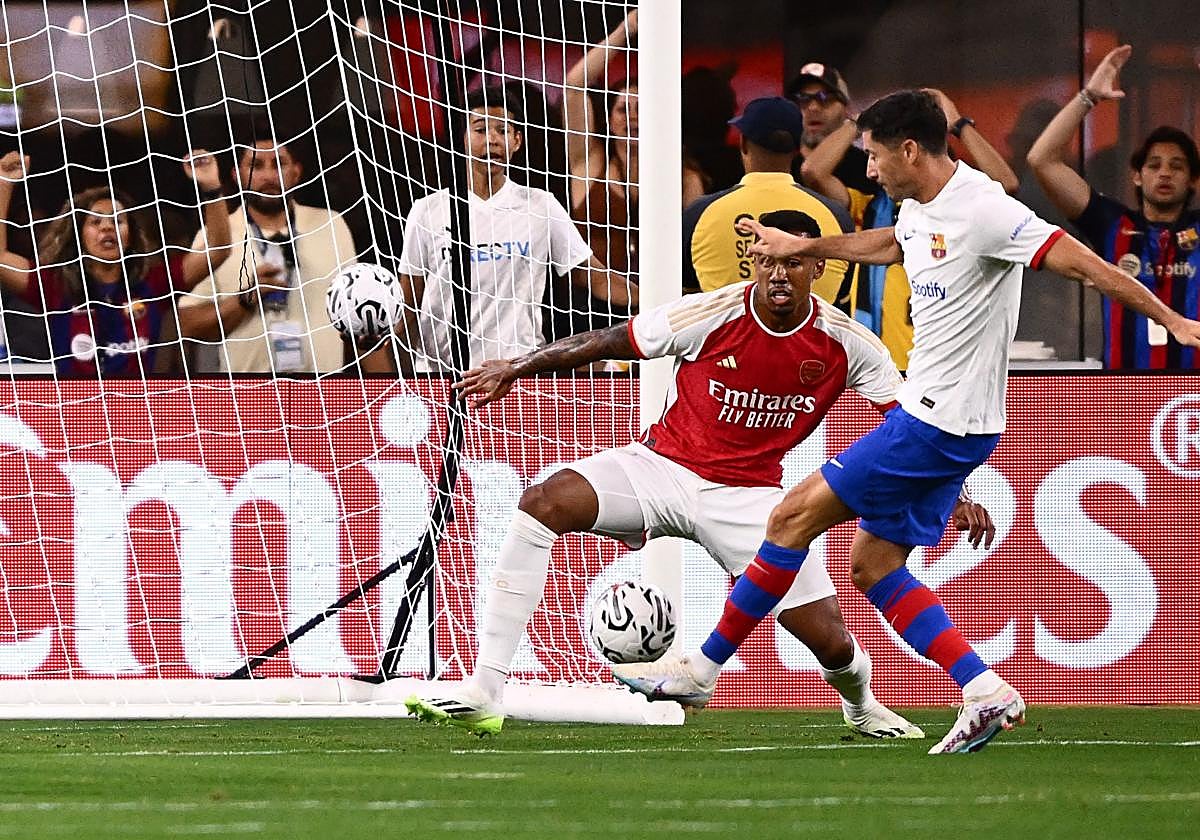 El delantero polaco del Barcelona Robert Lewandowski disparando a portería para marcar el primer gol de su equipo