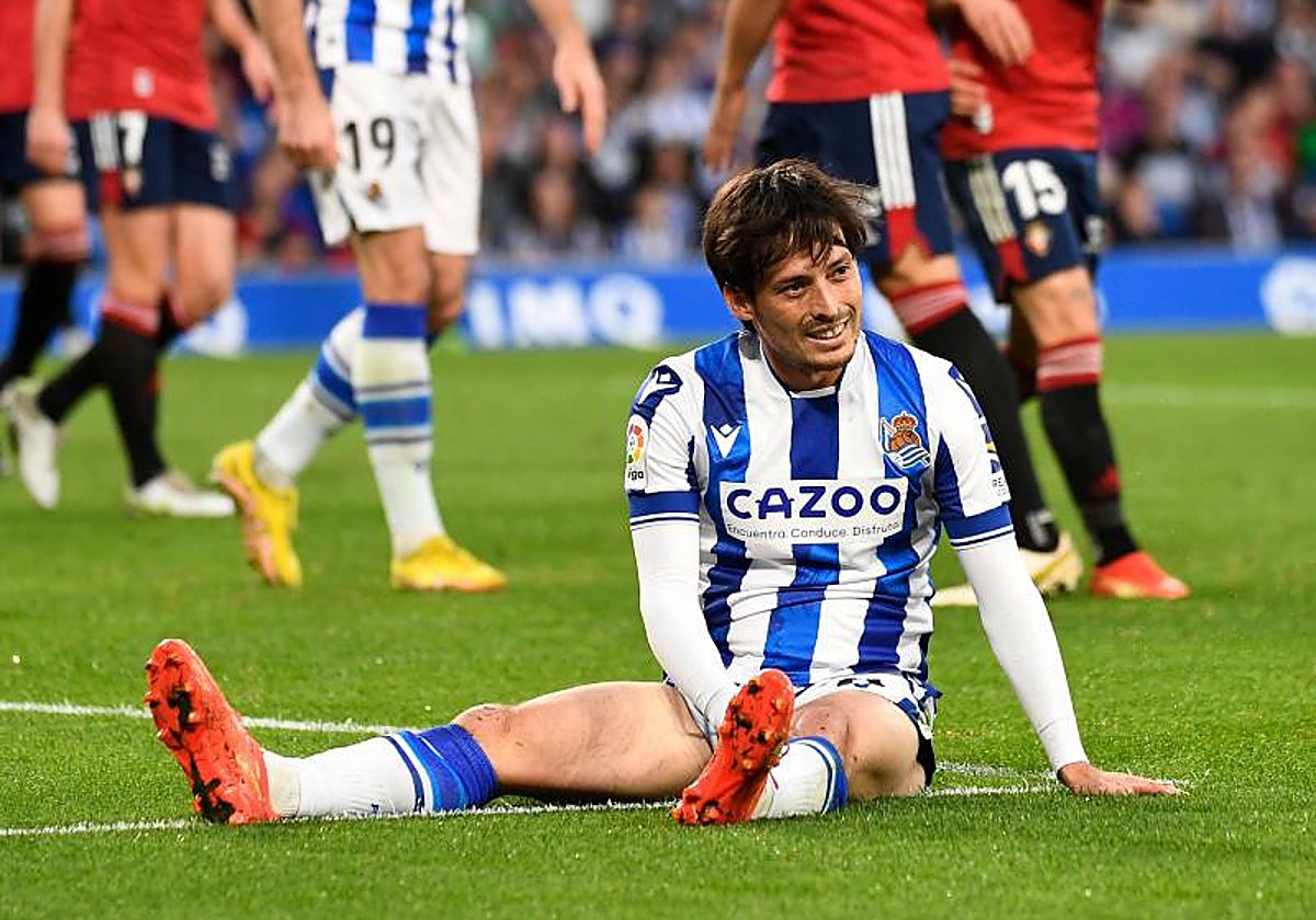Silva se duele de la rodilla en el suelo