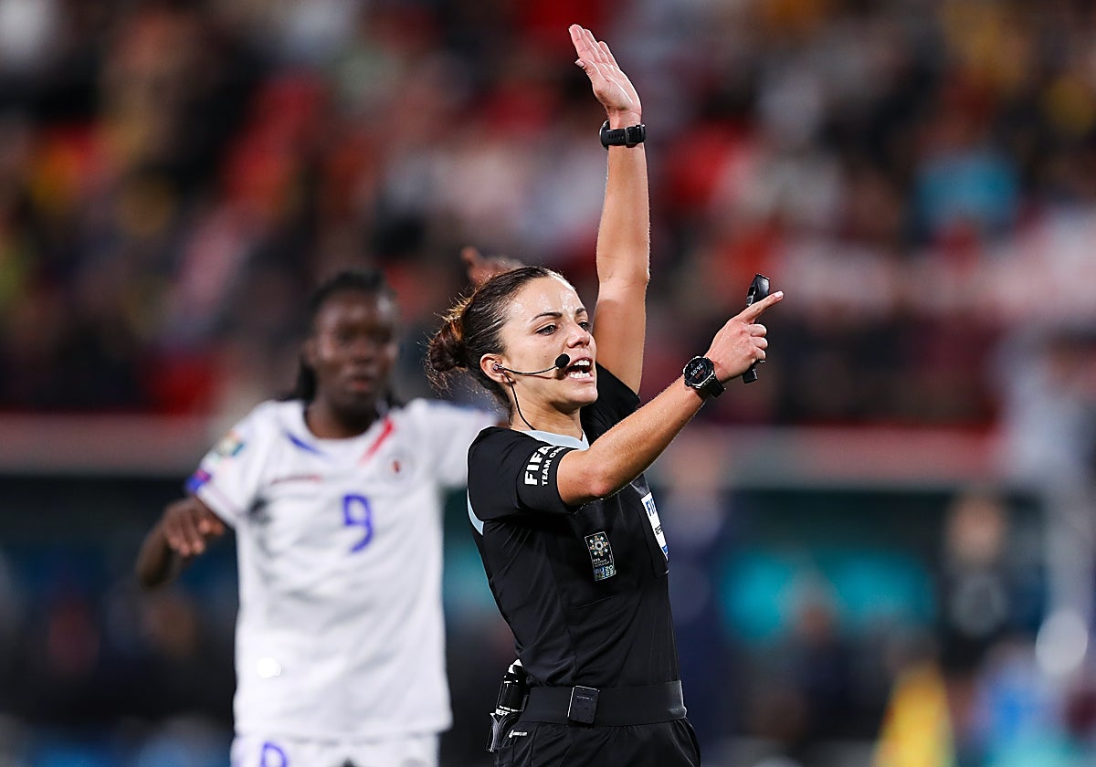 Marta Huerta de Aza arbitrando el China - Haití del Mundial femenino